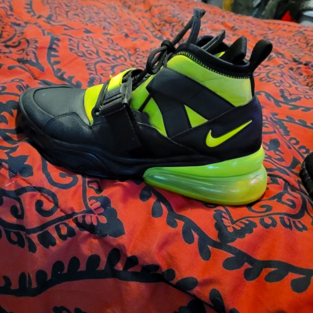 Nike air maxs 270s